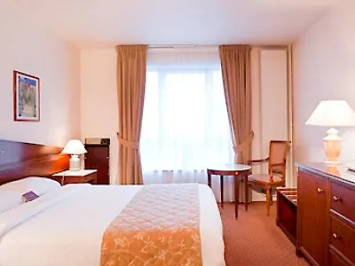 Mercure Pontoise Centre מלון